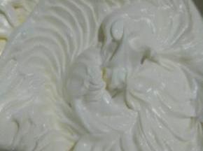 淡奶油放入无油无水的打蛋盆，加入盐用电动打蛋器打发到刚出现纹理即可；