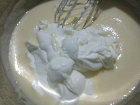 加入之前的蛋奶糊中搅拌均匀；