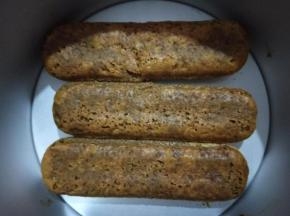 准备好六寸活底慕斯模具，取一片手指饼干在咖啡酒里快速蘸一下，让手指饼干沾满咖啡酒，然后把沾满咖啡酒的手指饼干整齐的铺在模具底部，把模具底部铺满蘸了咖啡酒的手指饼干；