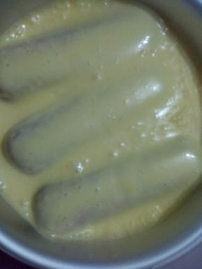 倒入一半量的蛋奶和淡奶油混合糊；