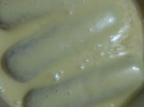 倒入一半量的蛋奶和淡奶油混合糊；