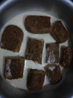 再继续在蛋奶淡奶油混合糊上继续铺蘸了咖啡酒的手指饼干，再铺满一层；