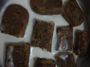 再继续在蛋奶淡奶油混合糊上继续铺蘸了咖啡酒的手指饼干，再铺满一层；