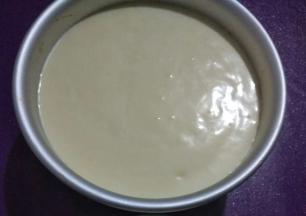 把模具轻轻振动，使其表面平整；