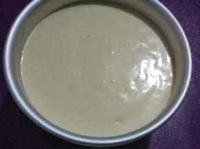 把模具轻轻振动，使其表面平整；