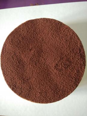 表面均匀的撒上防潮可可粉。