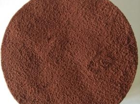 表面均匀的撒上防潮可可粉。