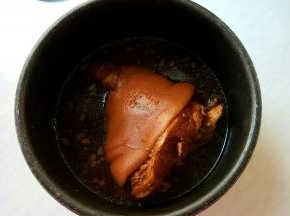 做好开盖，将猪肘翻面，舀汤汁淋几次在肉皮上。再把猪肘放回在锅中，再启动煮个20分钟，煮好后切断电源，焖一夜。
