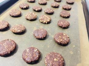 然后压扁放入烤盘中，依次做好全部。送入预热好的烤箱中层160度30分钟左右，注意观察上色