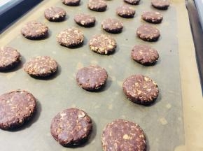 然后压扁放入烤盘中，依次做好全部。送入预热好的烤箱中层160度30分钟左右，注意观察上色