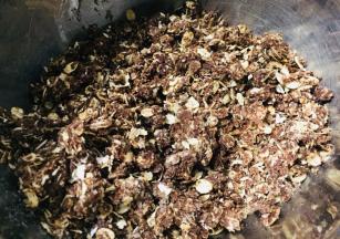 用刮刀翻拌均匀