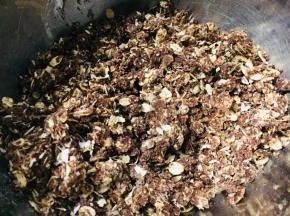 用刮刀翻拌均匀
