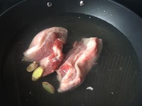 五花肉加料酒姜片先焯一会