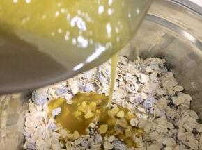 倒入燕麦混合物中