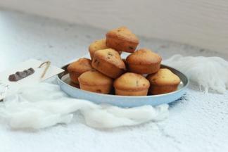 烤好的蛋糕立即脱模，晾凉后食用