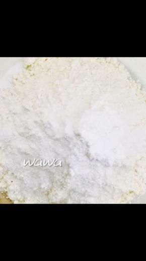 加入过筛的低粉泡打粉和蔓越莓干，翻拌均匀