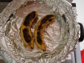 烤了12分钟后开盖，把香蕉翻面继续烤13分钟