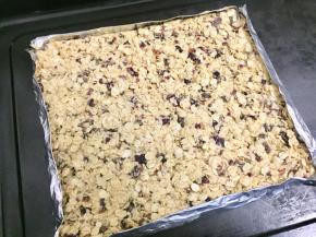 用锡纸做个正方形模子，倒入拌好的燕麦混合物，压实。然后送入预热好的烤箱中层160度25分钟