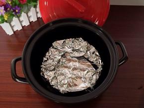 拿一张锡纸，把烤架包裹好，然后放入黑乐砂锅里