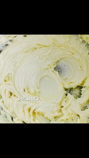 打发后的黄油如图，体积变大，颜色变浅