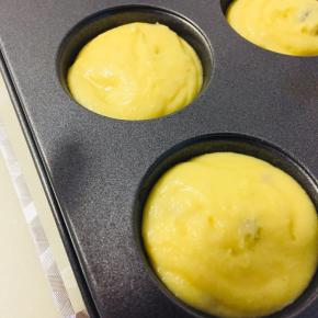 然后将面糊倒入模具中，震平表面，送入预热好的烤箱中层，160度35-40分钟，上色均匀，牙签插入无粘连即可。