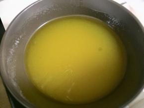 黄油隔水融化后加入砂糖和蜂蜜，搅拌均匀，直至砂糖融化