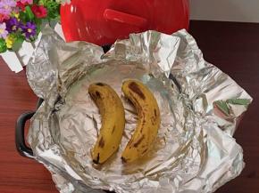 把香蕉均匀放在烤架上，