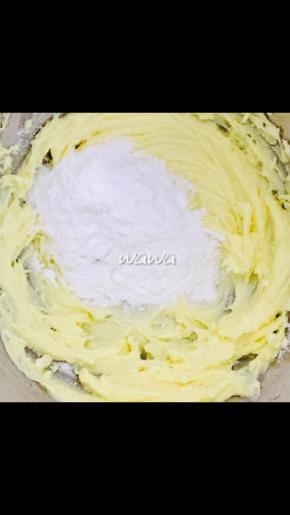 黄油室温软化后，加糖粉用打蛋器打发