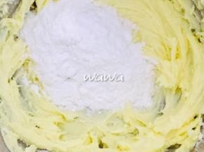 黄油室温软化后，加糖粉用打蛋器打发