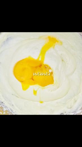 分3-4次加入打散的蛋液，用打蛋器打发至充分融合，每次都要黄油和蛋液混合均匀后再加入下一次