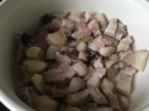 香料肉全部丢入砂锅开大火