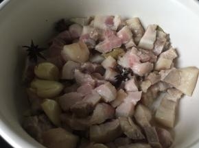 香料肉全部丢入砂锅开大火