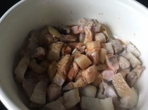 加入酱油料酒
