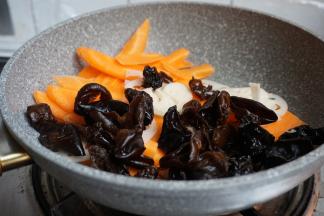 倒入木耳，翻炒几下