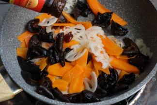 倒入料酒，蚝油，快炒