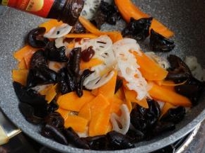 倒入料酒，蚝油，快炒