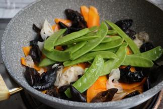 加入荷兰豆，快炒几下