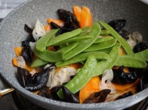 加入荷兰豆，快炒几下