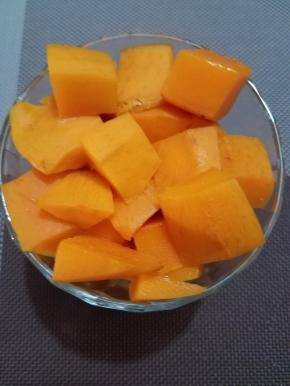 芒果去皮切丁。