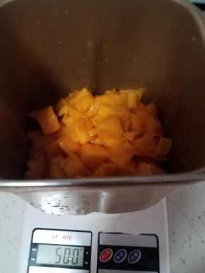 先把芒果加入面包桶。