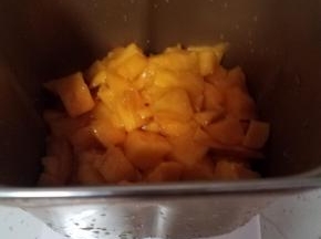 先把芒果加入面包桶。