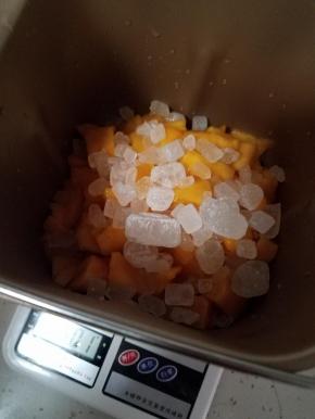 直接放入柠檬汁，冰糖，颗粒不要太大。