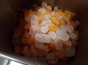 直接放入柠檬汁，冰糖，颗粒不要太大。