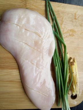 半块鸡胸去膜洗净，表面切两刀，葱洗净，生姜洗净切丝！
