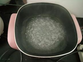 锅里放水烧开，加一小勺盐，加一点料酒！