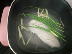 把鸡胸，葱和生姜丝放入开水里煮，大概煮三分钟左右！