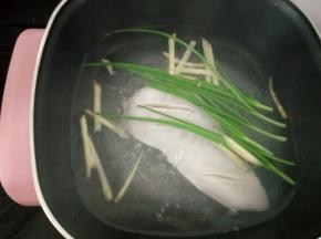 把鸡胸，葱和生姜丝放入开水里煮，大概煮三分钟左右！