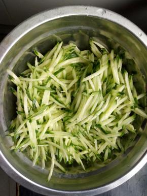 煮鸡胸的时候把黄瓜洗净切丝！