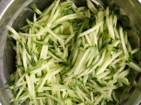 煮鸡胸的时候把黄瓜洗净切丝！