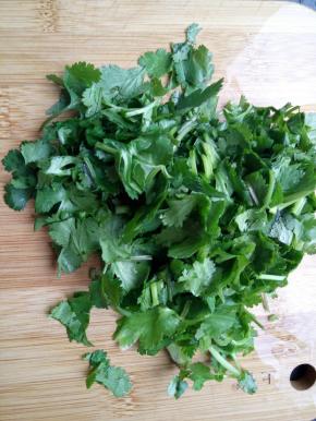 香菜洗净切碎！
